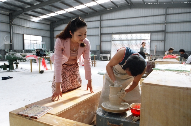 德化瓷烧制技艺（手拉坯）张志聪摄