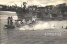 20世纪50年代石笋桥边举办游泳比赛_2