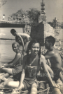 1958年暑期中，归国侨生在浮桥下笋江中游泳