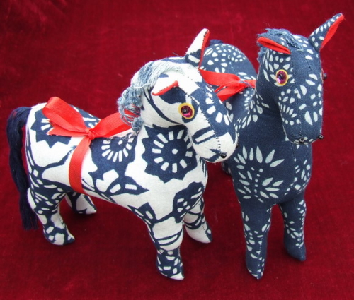 蓝印花布工艺品-生肖老马