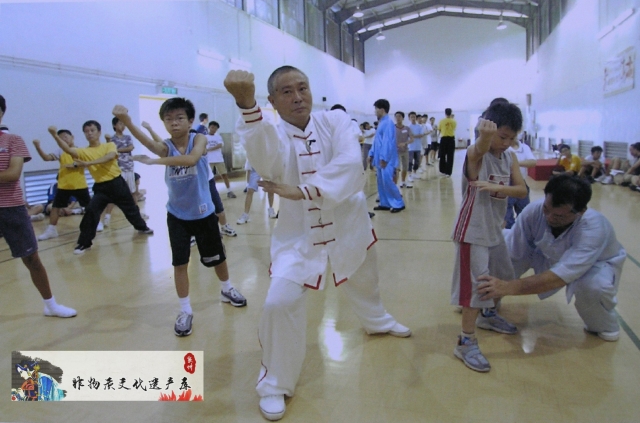 2003年应香港康文署与香港文化促进会的邀请，在香港举办《青少年少林武术健体训练营》，图为周盟渊在香港传教少林五祖拳。