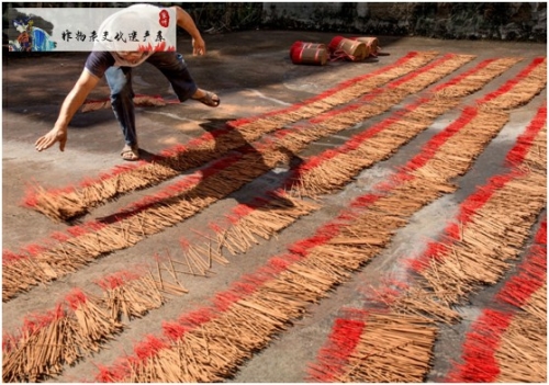 3、照片说明：蒲良宫在制作晾香技艺，著作权人及手机号：刘宝生，15375733378