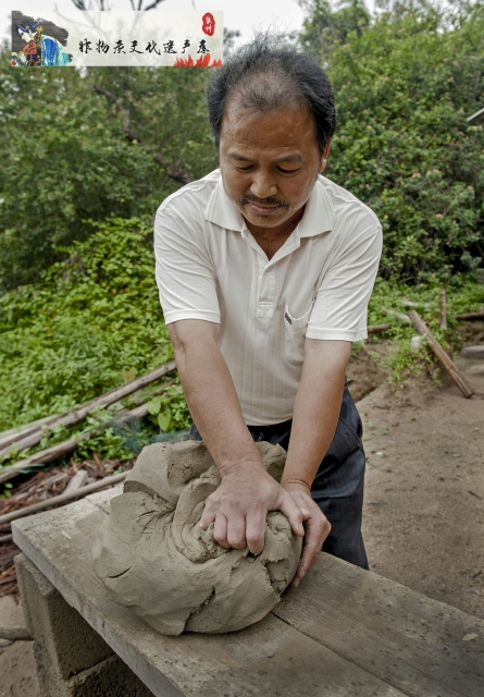 陈树芳10年的潜心学习、钻研才掌握“黑茶古”的全部制作技艺。图为制作工序的一部分“揉土”，要求有极高的耐心，挑出沙粒，黏土精度越高，茶古质量越