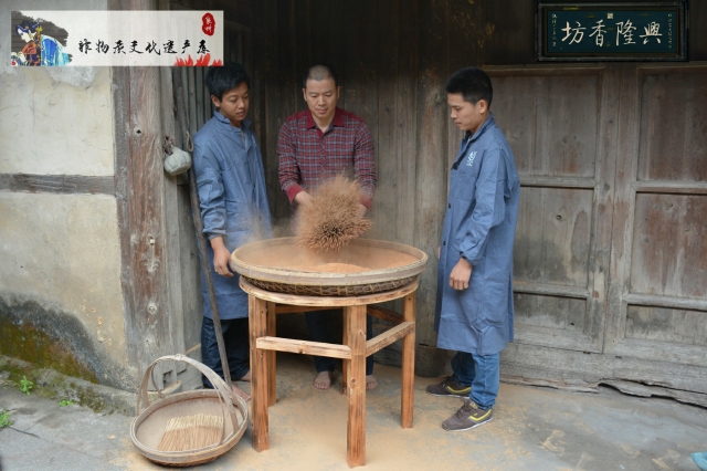 林文溪在老作坊展示制香技艺（抡香技术）