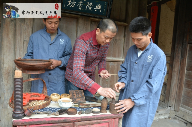 林文溪在老作坊传授学徒祖传调香配方
