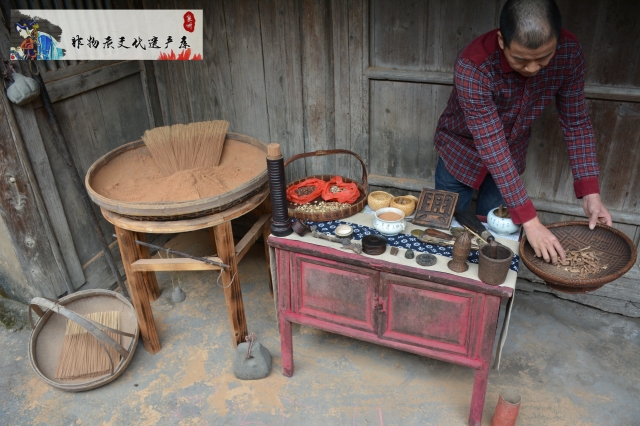 林文溪在老作坊用祖传秘制及调香工具展示调香技艺