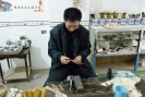 张才枝正在装笔管