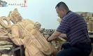 照片四、苏上将聚精会神雕刻神像
