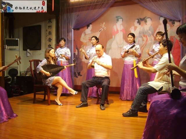 夏永西参加南音演奏《嗳仔指》  摄影：郑聪敏