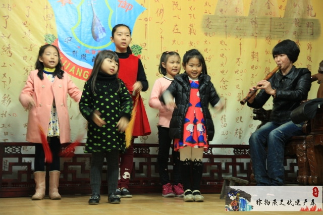 3、吴秋准吹洞箫为学生伴奏    摄影：孙秀锦