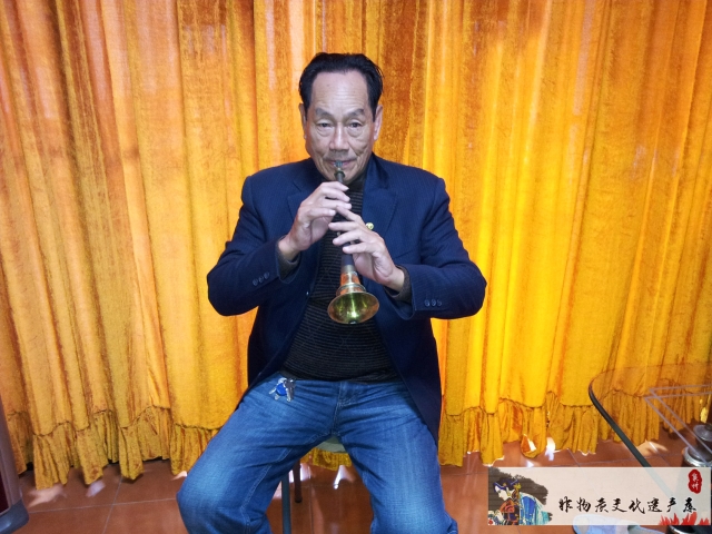 姜杰表演唢呐演奏