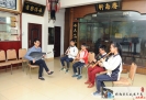 吴文俊指导学生吹奏洞箫，摄影傅英杰
