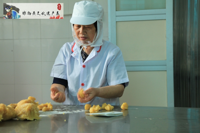 3、黄丽英在分馅    摄影：孙秀锦