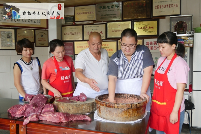 04黄财成指导第四代传人牛肉羹搅拌技艺