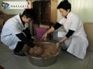 庄颜瑜正在传授张凯铭养生香配方