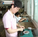 庄颜瑜正在做盘香