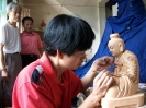 图74  吕氏佛雕艺人    摄影：孙秀锦