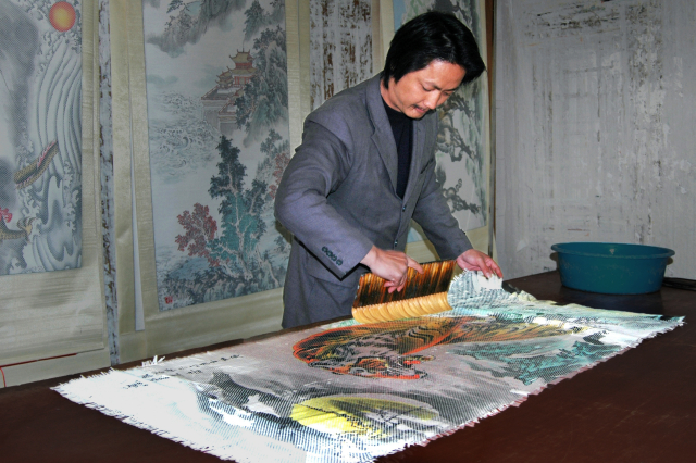 4、纸织画制作流程之四《裱褙》摄影：刘宝生