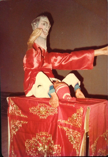 图93    假人头大醉，颠颠倒倒，爬到桌上猛力打醉拳    供图：李龙抛