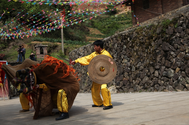 图148   藤牌刀打狮   摄影：孙秀锦