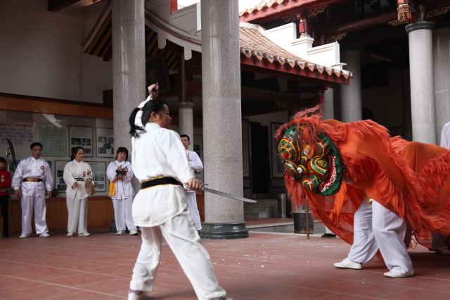 图130  永春白鹤拳之双刀打狮    摄影：孙秀锦