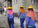 图34   惠安服饰（前为崇武斗笠，后为小岞斗笠）    摄影：康美英