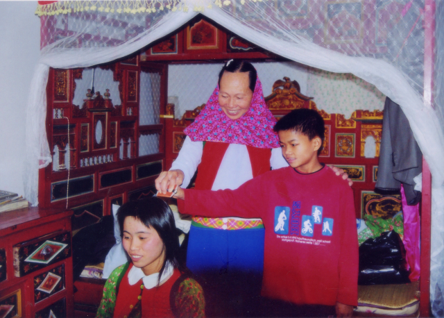 图24  弟为姐上头   摄影：康美英