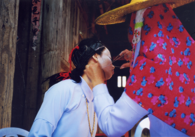 图26  开脸   摄影：康美英