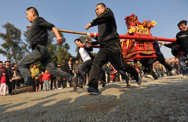 图31   抬神比赛，其乐无穷    摄影：谢向明