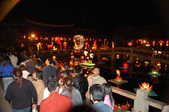 图21  泉州闹元宵之元宵灯会盛况  供图：泉州非遗保护中心