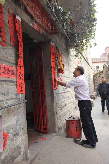 图24   贴白头春联   摄影：孙秀锦