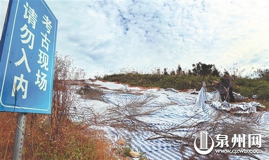 位于永春县介福乡的苦寨坑原始瓷窑址，已被暂时用塑料布保护起来