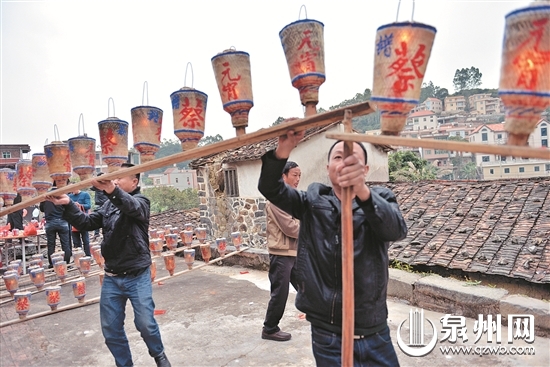 泉港樟脚：板凳游龙灯 一条火龙乡间绕