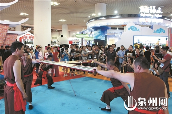 现场游客纷纷为渔家角力参赛者加油助威 现场游客纷纷为渔家角力参赛者加油助威