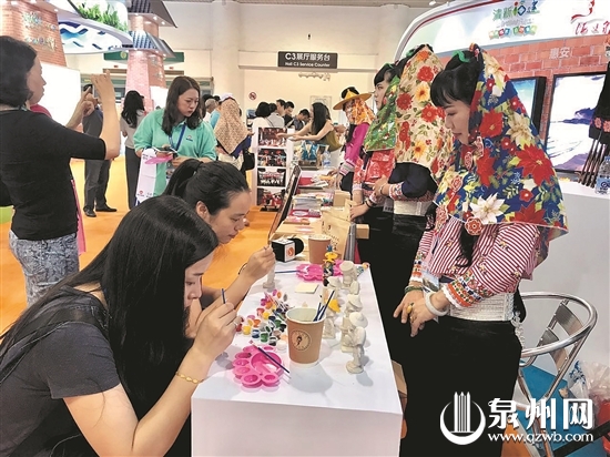 游客免费体验彩绘Q版惠安女(郭雅莹 摄) 游客免费体验彩绘Q版惠安女(郭雅莹 摄)