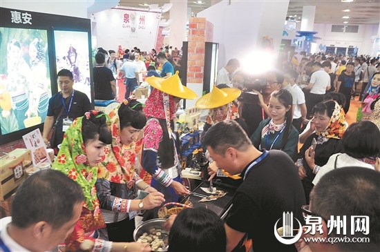 惠安特色美食现做现吃,现场人气爆棚。 惠安特色美食现做现吃,现场人气爆棚。