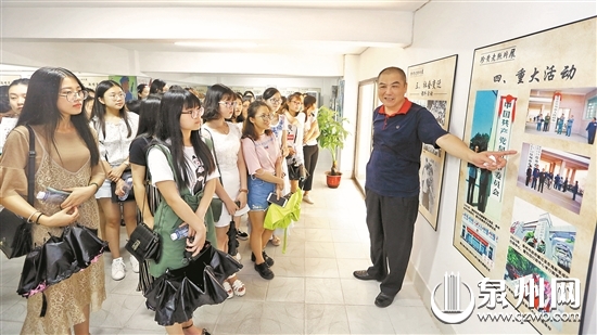 参加开放日活动的市民和学生正在参观珍贵历史照片 （林劲峰 摄）