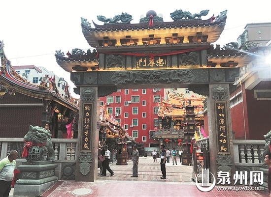 巍峨的“忠孝门”牌楼