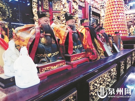 比干庙中有造型各异的比干塑像