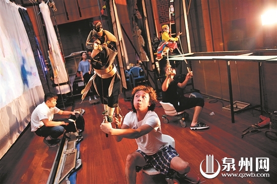 蔡佳捷跟随母亲投身提线木偶艺术，是名副其实的“艺二代”。