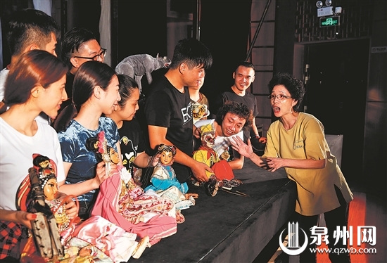 老艺人傅端凤在给新人们讲解提线技巧