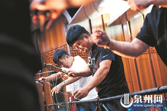 新版《火焰山》采用新演员重新配音，张耀华（右）和其他人一边操作一边配音，全身心投入到剧情中。