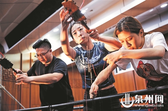 吴芸（中）和洪俊敏（右）互相配合，操作“铁扇公主”。