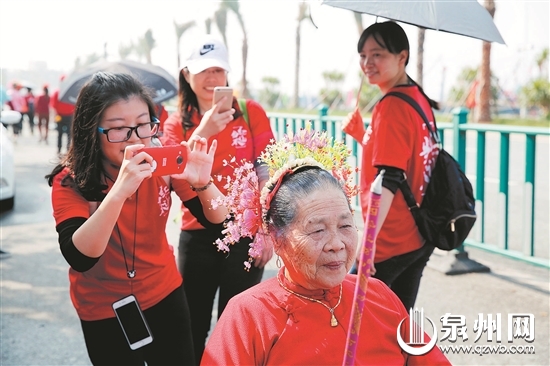 蟳埔女美丽的头饰吸引徒步者的目光