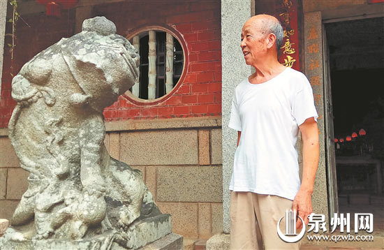 报德祠前的石狮子栩栩如生