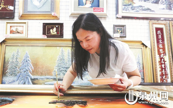 吴小锦正在创作通草画