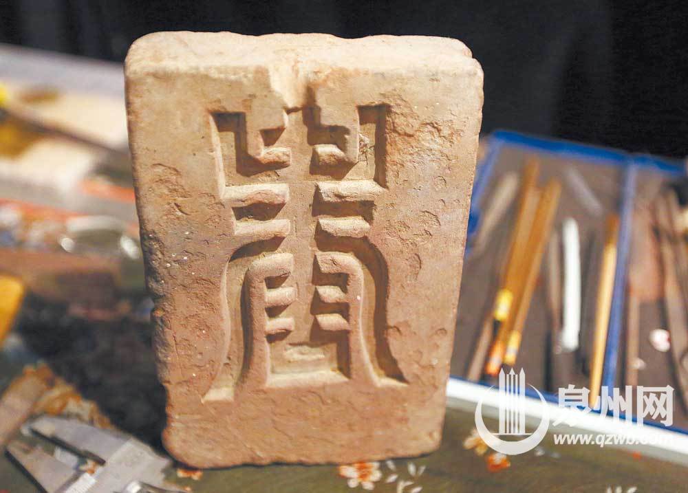 泉州手工锡雕技艺第六代传人杨曙宏的家中，至今还保存收藏着大量明清时期的石刻模具。