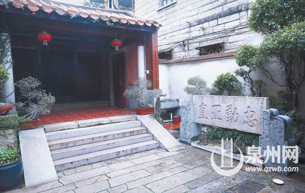 黄氏古宅院落中，一方硕大的清代石碑书刻“忠勤正直”。