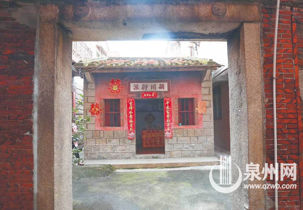 门楣上阴刻的“颍川衍派”，显示这是陈氏古厝。