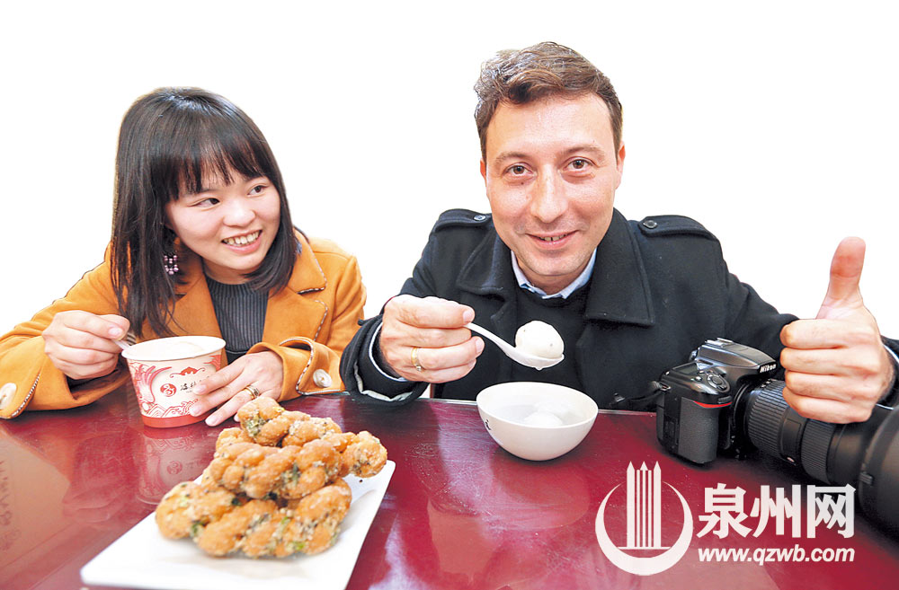 元宵即将到来，意大利摄影师艾罗斯和妻子林园园在市区金鱼巷吃上元丸，共度中国传统佳节。 （陈英杰 摄）